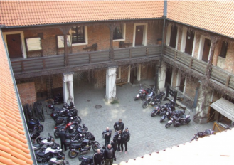 Galeria Golub Dobrzyń - dziedziniec zamkowy